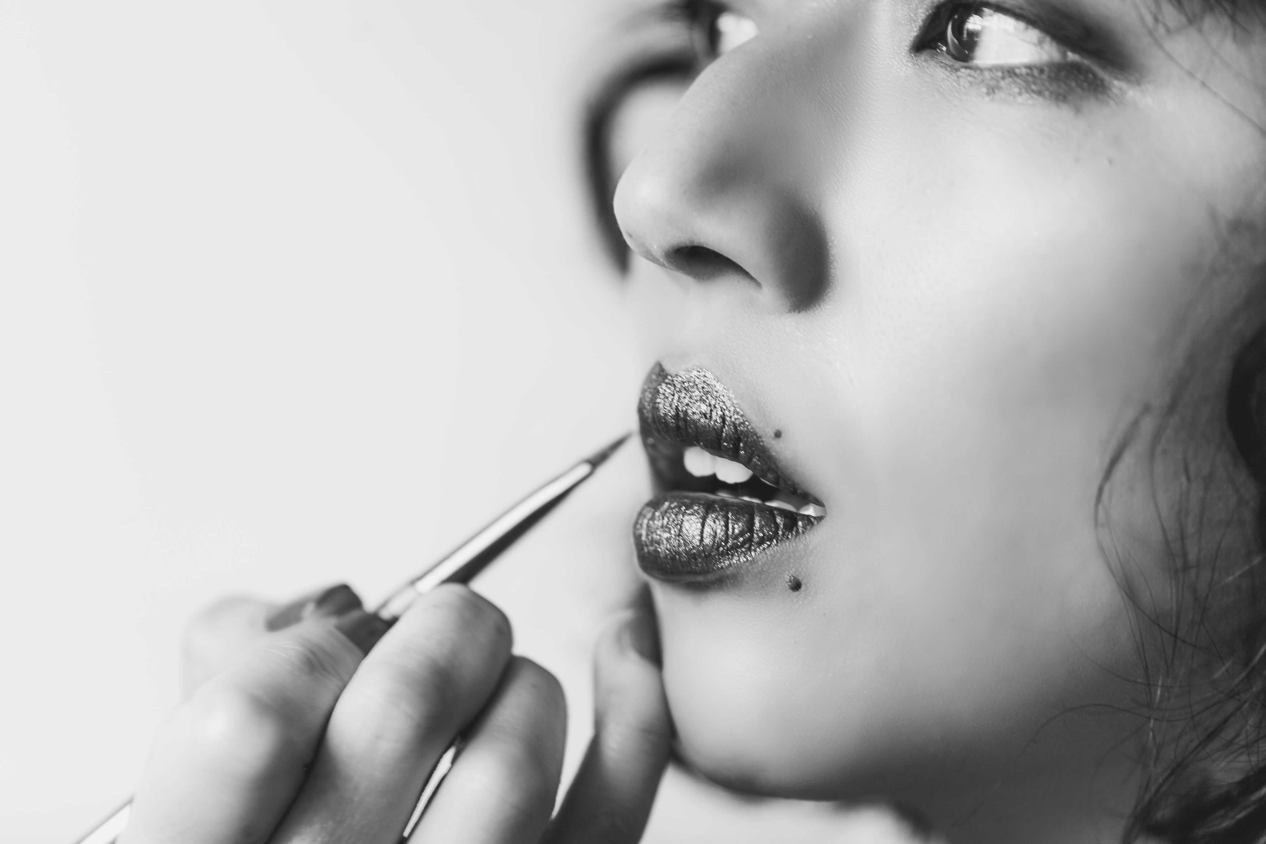 shiny-lipstick-in-black-and-white.jpg