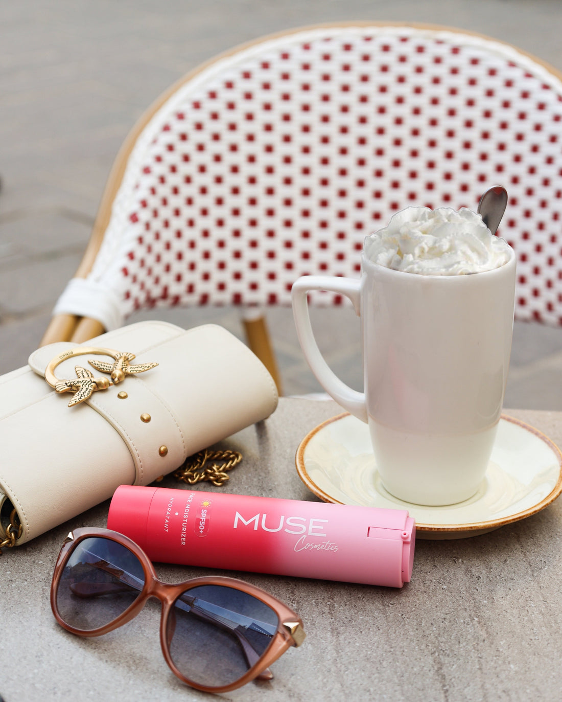 Градският SPF – защо слънцето в офиса също оставя следи?