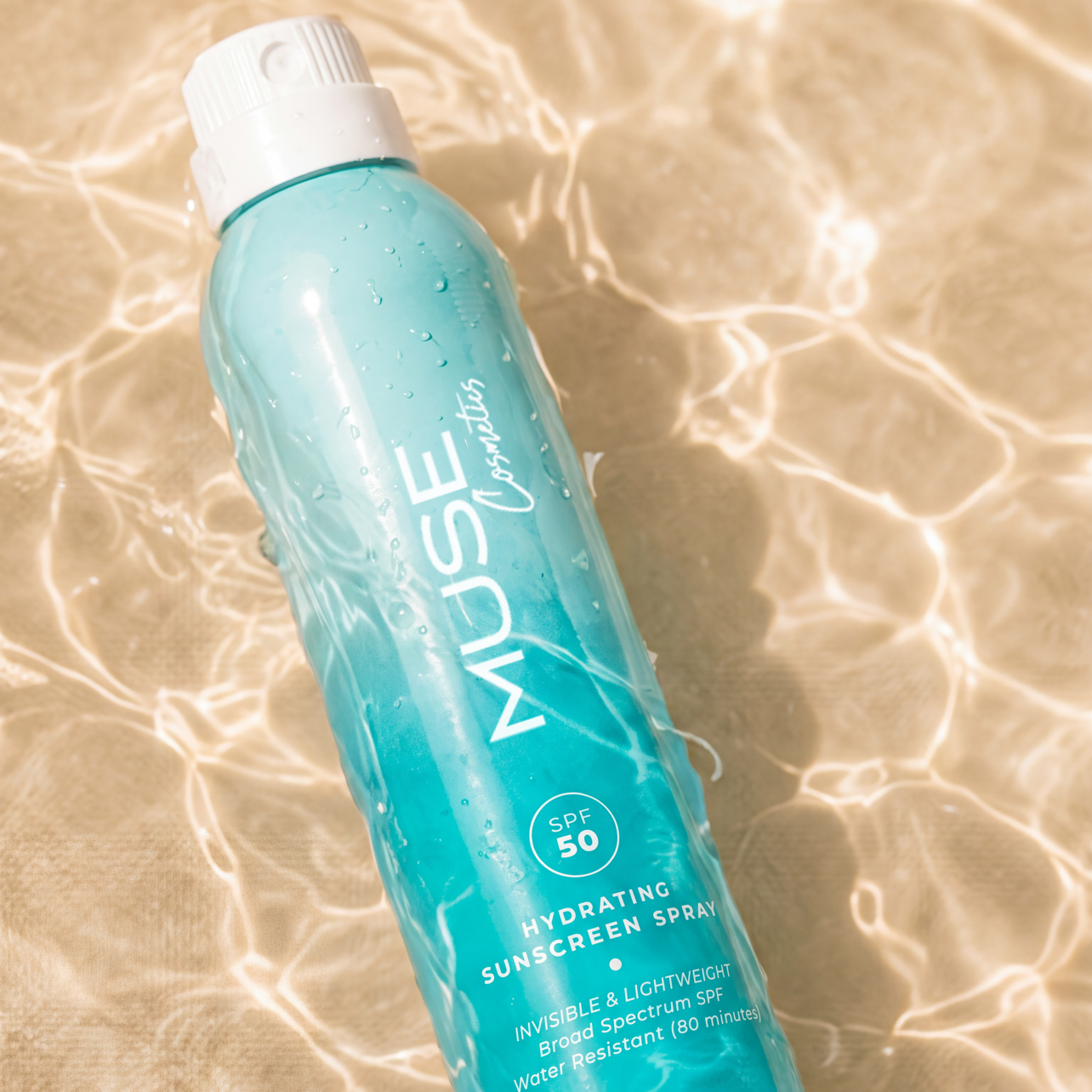 Нанасяне на MUSE SPF 50 спрей за тяло на плажа
