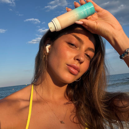 Нанасяне на MUSE SPF 50 Face Mist върху грим